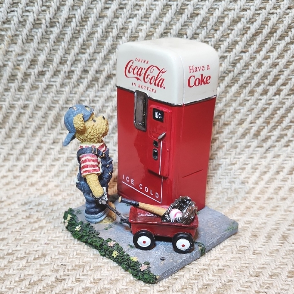 Boyds Bears Red and Blue Decor Accents with Vintage Vending Machine
